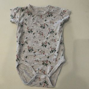 Bamboo bodysuit 0-3 months in grey with strawberries